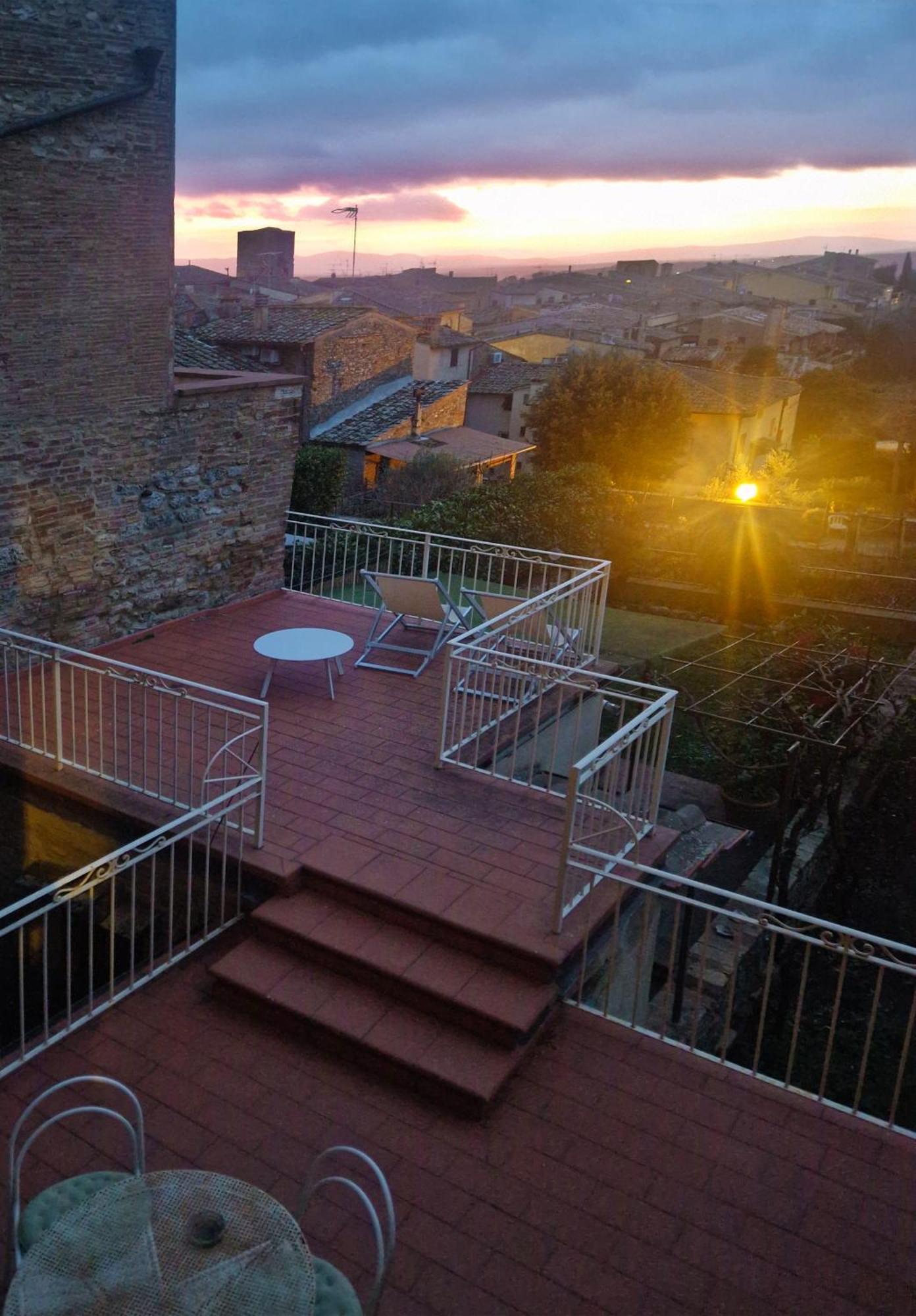 Appartamento Le Palme Con Terrazze In Centro San Gimignano Kültér fotó